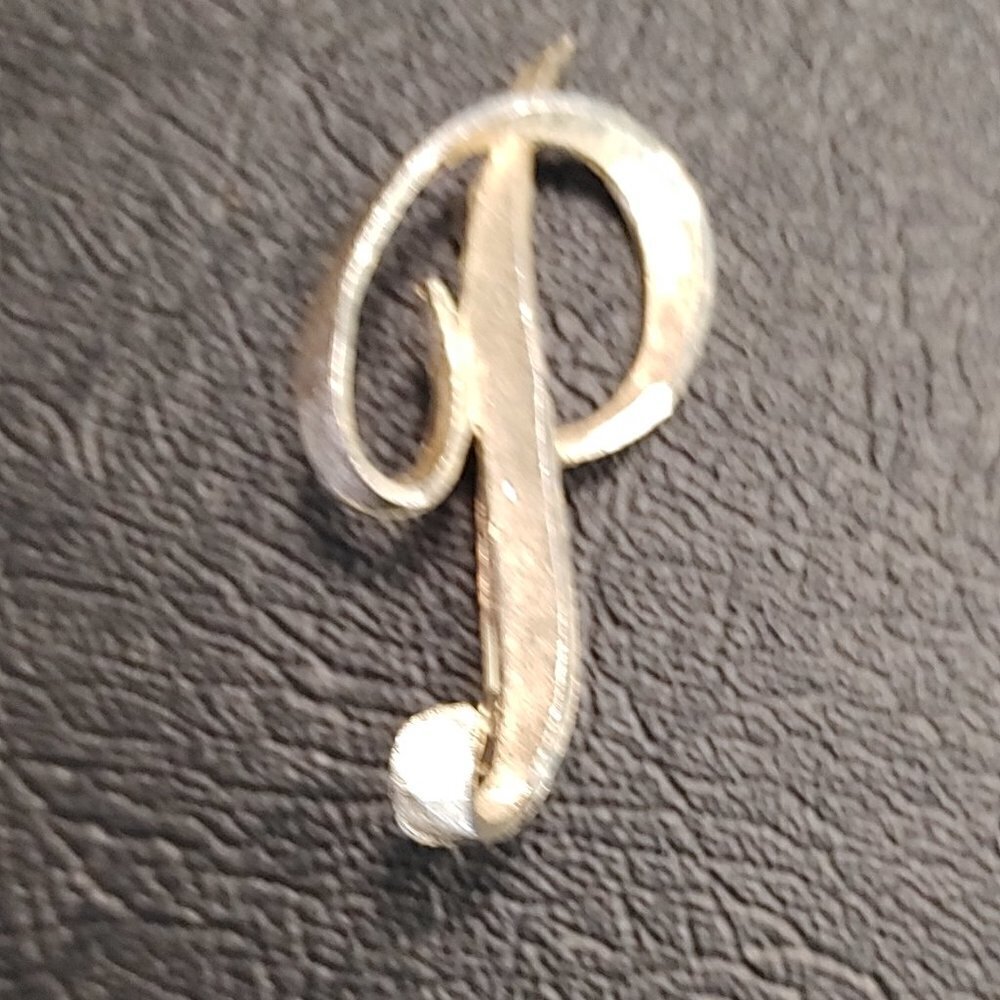 VINTAGE MAMSELLE Initial Letter P Large Brooch Pin Brushed Gold Tone Monogram